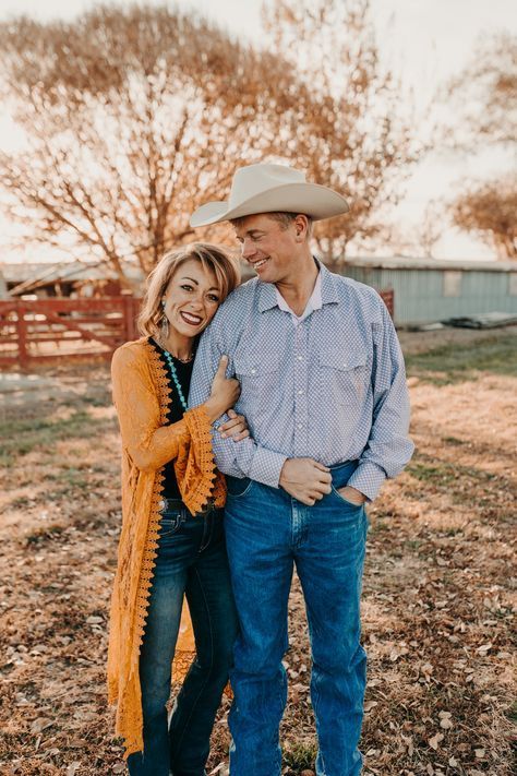 50th Anniversary Photo Shoot, Middle Aged Couple Photography Poses, Husband And Wife Photo Ideas, Older Couples Photoshoot Poses, Older Couple Photoshoot, Older Family Photography, Older Couple Wedding, Old Couple Photography, Older Couple Poses