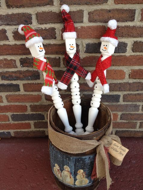 Stairway Spindle Snowman. By Repurposed Creations Spindles Repurposed Christmas, Wooden Spindle Crafts, Spindle Snowmen, Snowmen Ideas, Spindle Crafts, Diy Schneemann, Diy Snowman, Table Leg, Christmas Wood Crafts