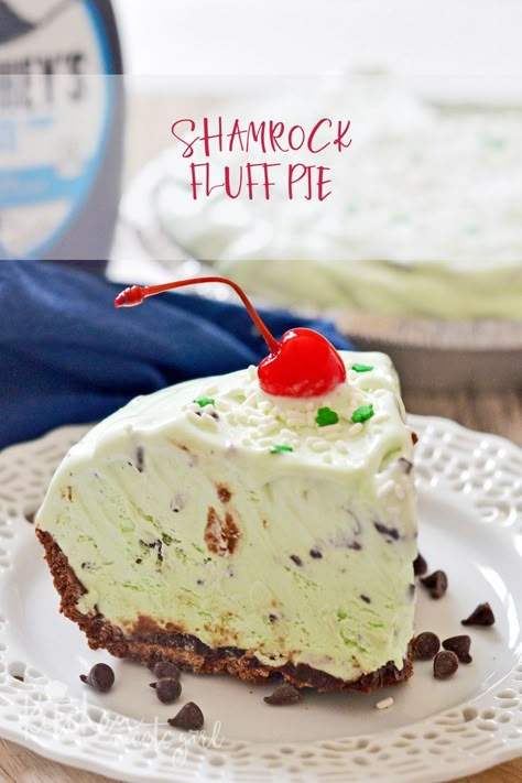 Shamrock Fluff Pie is an easy no-bake dessert that is light, minty and perfect for st. patrick's day! Irish Desserts, Irish Foods, St Patrick's Day Recipes, Fluff Desserts, Homemade Recipes Dessert, St Patricks Day Food, Easy No Bake Desserts, Saint Patties, Bake Dessert