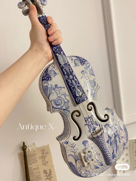 Glass Violin Aesthetic, Cool Violins Designs, Chello Instruments, Pretty Violin, Fantasy Violin, Aesthetic Violin, Instruments Aesthetic, Violin Decoration, Violin Aesthetic