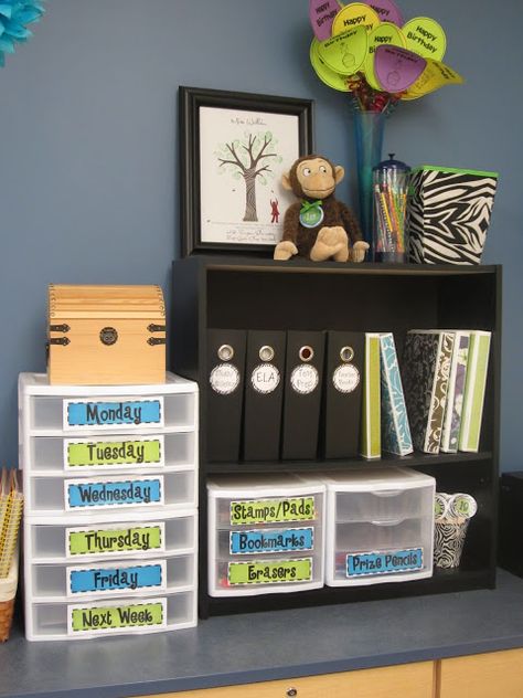 The Creative Chalkboard: Classroom Tour Pictures Galore! ... love the organizing of it... for my 'future' classroom Modern Teacher, Teaching Organization, Classroom Tour, Classroom Organisation, Organization And Management, New Classroom, Teacher Organization, Creative Classroom, Classroom Setup