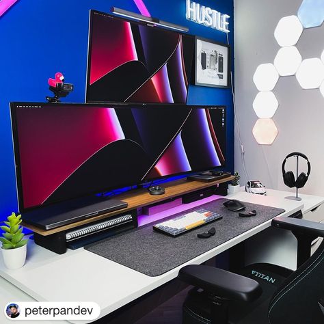 Monitor Setup, Dual Monitor Setup, Computer Desk Setup, Desktop Setup, Video Game Rooms, Dream Office, Gaming Pcs, Gaming Room Setup, High Technology