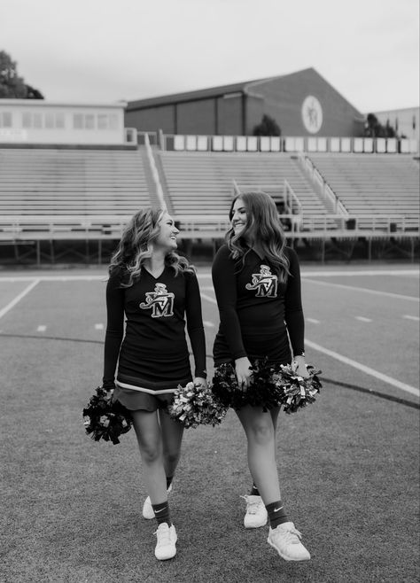 Cheerleader Best Friends, Cheer Pictures Poses 2 People, Cheer Pictures Best Friend Poses, Cheerleading Pictures Poses Best Friends, Duo Cheer Poses, Senior Year Cheer, Cheer Senior Pictures, Friend Senior Pictures, Duo Pics