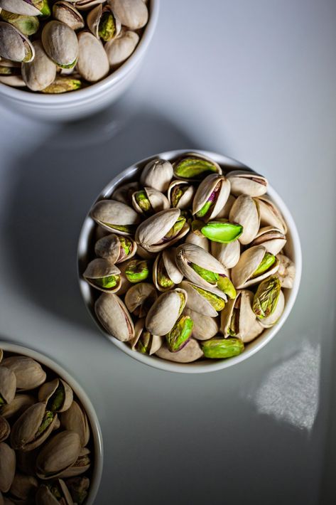 Five Reasons to Go Nuts for Pistachios Nuts Photography, Bat Women, Healthy Snacks To Make, Healthy Snacks To Buy, Pistachios Nuts, Dessert Toppings, Night Snacks, Food Places, Quick Snacks