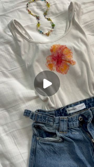 Mayes 🐆 on Instagram: "hibiscus flowers have been my favorite thing to do lately 🌺
#hibiscusflower #artpainting #summergirl #diyideas #flowerlovers" Hibiscus Shirt, T Shirt Tutorial, Flower Print Shirt, T Shirt Painting, Shirt Diy, Butterfly Drawing, Hibiscus Flower, Flower Shirt, Hibiscus Flowers