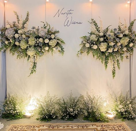 Wedding Stage Minimalist, Backdrop Floral Arrangements, Dekor Nikah Simple, Dekor Tunangan Simple, Simple Photobooth Backdrop, Dekor Engagement Simple, Simple Engagement Backdrop, Wedding Stage Backdrop Simple, Simple Wedding Stage Decorations