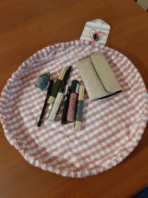 Makeup Bag Drawstring, Sew Round Makeup Bag, Round Makeup Bag, Makeup Pouch Tutorial, Makeup Bag Tutorial, Big Makeup Bags, Makeup Bag Tutorials, Drawstring Makeup Bag, Diy Makeup Bag