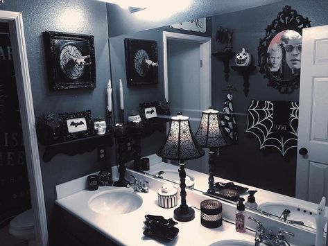 Gothic Christmas Decor Ideas, Minimalist Goth Home Decor, Goth Bathroom Ideas, Goth Apartment Decor, Minimalist Goth Decor, Modern Goth Home, Gothic Apartment, Gothic Apartment Decor, Goth Bathroom Decor