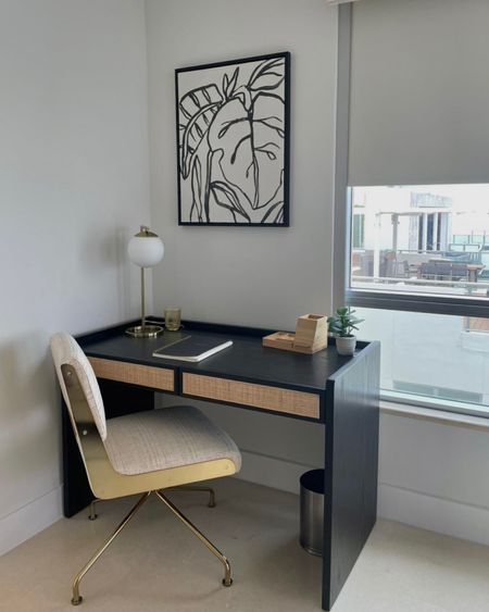 Black And Brown Desk, Black Desk White Chair, Black Work Desk Aesthetic, Black Office Desk Decor, Black Desk Office Decor, Black Desk Ideas, Black And Wood Desk, Office With Black Desk, Desk Ideas Black