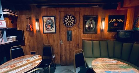 Bloomingdale’s New Retro Drinking Den Is a ‘Cool Grandpa’s Basement’ 80s Basement, Basement Aesthetic, Retro Basement, New Retro, Vintage Beer, Wood Panel Walls, House On A Hill, Retro Home Decor, Retro Home