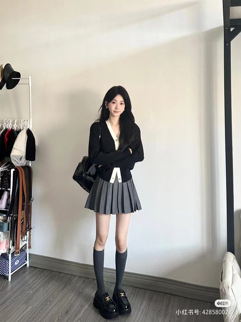 Ootd Rok Mini, Cotteque Outfits, Grey Mini Skirt Outfit, Tokyo Summer Outfits, Black Pleated Skirt Outfit, Gray Skirt Outfit, Chanel Girl, Cute Mini Skirt Outfits, Skirt Outfits Korean