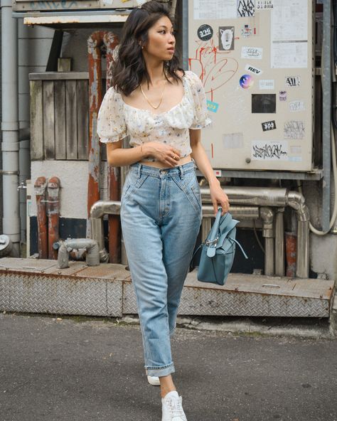 Flower Girl Summer, sheer floral puff sleeve top, summer style, Loewe puzzle bag summer outfit ideas, Agolde high waisted denim summer outfit / Tokyo and New York style blogger Van Le / FOREVERVANNY Puff Top Outfit, Blue Floral Top Outfit, Outfits With Sleeves, Floral Tops Outfit, Summer Floral Outfits, Puff Sleeve Outfit Ideas, Blue Tops Outfit, Flower Top Outfit, Blue Bag Outfit Ideas