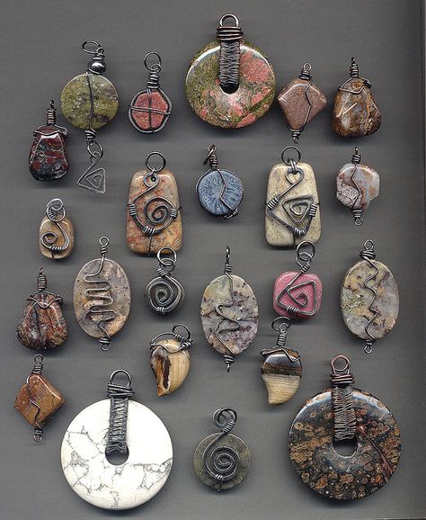 Stone and wire wrapped pendants after oxidizing | Flickr - Photo Sharing! Wire Craft, Bijoux Fil Aluminium, Rock Jewelry, Wire Wrapping Stones, Wire Work Jewelry, Work Jewelry, Wire Crafts, Beads And Wire, Wire Wrapped Pendant