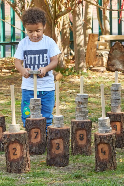 Child sliding rings onto a numbered tree stump. Nature Based Classroom, Outdoor Playscapes, Preschool Garden, Outdoor Learning Spaces, Forest School Activities, Track Team, Number Lines, Farm School, Outdoor Play Areas