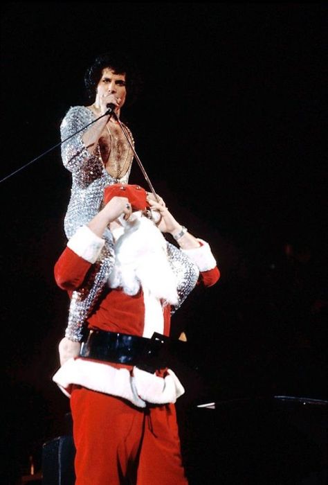 Queen Meme, Freddy Mercury, Queen Photos, Christmas Rock, Queen Freddie Mercury, Bon Weekend, John Deacon, Queen Band, Killer Queen