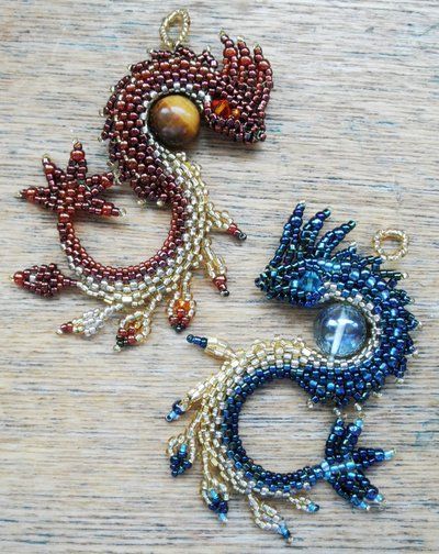 Beaded Dragon, Free Jewellery Making Tutorials, Dragon Jewelry, Beaded Crafts, Beaded Animals, Beading Projects, Beaded Jewelry Patterns, Jewelry Making Tutorials, Beads And Wire