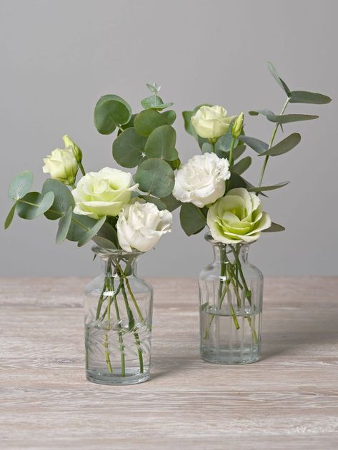 Small Vase Flower Arrangements, Mini Vases With Flowers, Centerpieces Bud Vases, Small Flower Centerpieces, Wedding Bud Vases, Vase Centerpiece Wedding, Small Vase Centerpiece, Simple Floral Centerpieces, Small Vases With Flowers