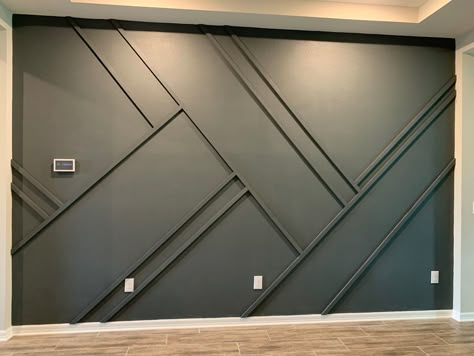 Accent Wall Dark Gray, Dark Wall Panelling, Gray Accent Wall Living Room, Modern Wall Design Ideas, Geometric Wall Paint Patterns, Design Wall Ideas, Dark Gray Office, Gray Accent Wall, Modern Wall Design