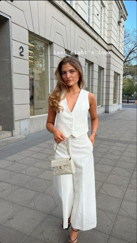 White Waistcoat Outfit, White Vest Outfits For Women, White Vest Outfit, Waistcoat Outfit, Vest Outfits For Women, Wardrobe Tips, Outfits Chic, Elegante Casual, Foto Poses