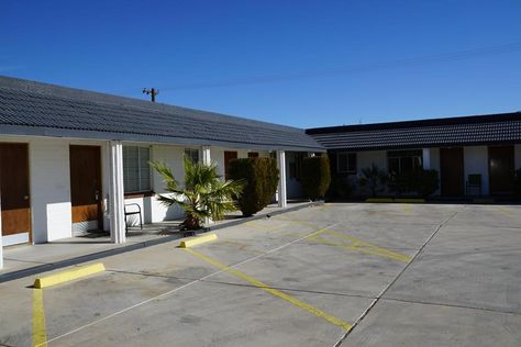 Motel Boulder City parking lot #TravelNevada #Motel Motel Room, Boulder City, Nevada Travel, Parking Lot, Bouldering, Entrance, Outdoor Decor, Home Decor, Car Park