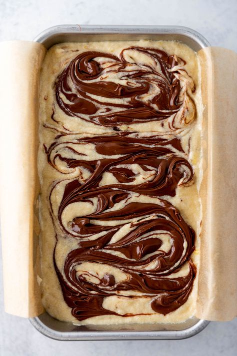 Nutella Banana Bread - soft homemade banana bread swirled with chocolatey Nutella. Nutella Banana Sandwich, Banana Nutella Bread, Nutella Banana Bread, Nutella Bread, Banana Snacks, Cream Cheese Bread, Banana Sandwich, Homemade Banana Bread, Bread Soft