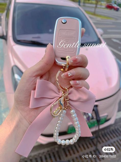 Pink Car Accessories, Girly Car Accessories, Car Deco, Cool Car Accessories, Girly Car, Car Interior Design, Car Essentials, Car Key Ring, Cute Car Accessories