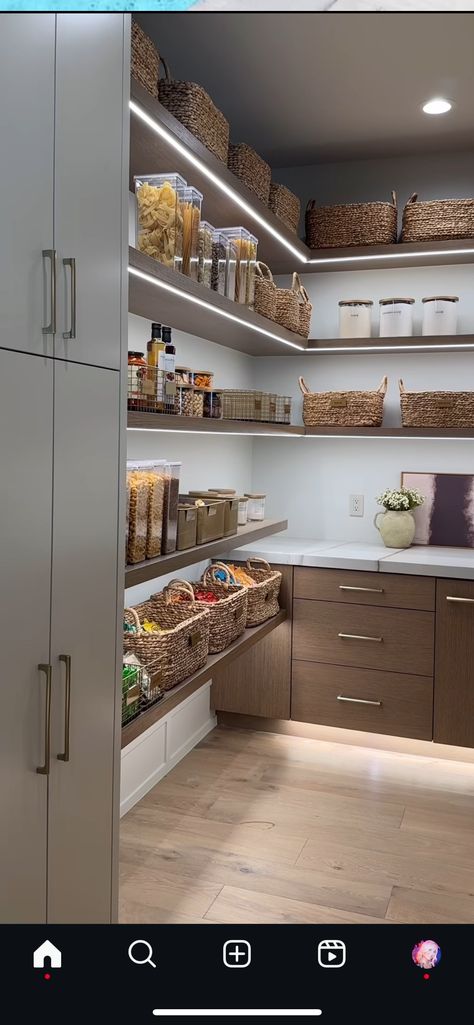 Kitchen Crate Storage, Pantry Shelf Organization Ideas, Small Walk In Pantry Ideas, Dream Pantry Walk In, Aesthetic Pantry, Walk In Pantry Ideas Layout, Dream House Pantry, Organised Pantry, Walk In Pantry Ideas