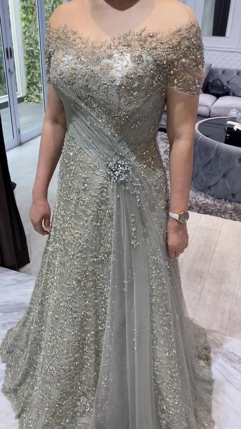 JESSICA DORA COUTURE on Instagram: “Mocha copper mom of groom gown ✨ Thank you for the trust Mrs. Mei Hua 🙏 #jessicadoracouture #mochagown #coppergown #momofbride #momofgroom” Gown Mother Of The Groom, Mom Of The Bride Dresses Elegant, Gown Beads Design, Quince Mom Dress Evening Gowns, Mother's Gown For Wedding, Gown Elegant, Mom Gown For Wedding, Dress Mom Of The Bride, Gown For Mother Of The Groom