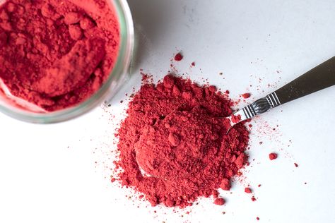 Super Easy DIY Strawberry Powder & 7 Ways To Use It Strawberry Powder Recipes, Healthy Banana Recipes, Picking Strawberries, Dehydrated Strawberries, Strawberry Simple Syrup, Fruit Powder, Dehydrated Foods, Canning Ideas, Homemade Strawberry Jam