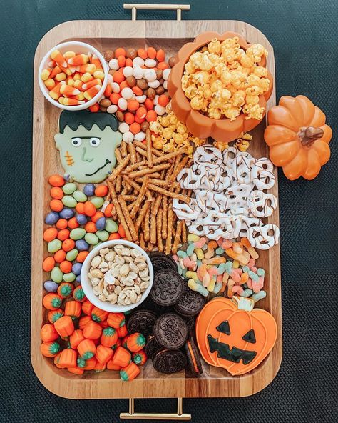 Maury on Instagram: “Friday the 13th is always one of my favorite days of the year! We’re watching #Coraline and my kids lovvvved this snack board. Like this…” Watching Coraline, Easy Halloween Snacks, Kreative Snacks, Halloween Punch, Candy Board, Pumpkin Carving Party, Halloween Fest, Halloween Movie Night, Halloween Food Treats