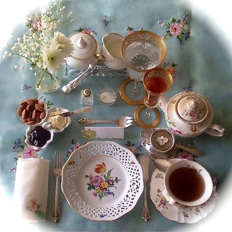 A properly set afternoon tea table should not be a daunting task. In fact, the setting of a proper table is easy. Afternoon Tea Table Setting, Tea Party Table Settings, Tea Table Settings, Afternoon Tea Tables, Tea Sandwich, Tea Setting, Tea Etiquette, Happy Tea, Tea Places