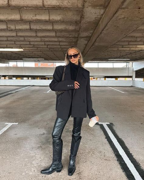 Alexx Coll on Instagram: "All black never fails 🖤" Black Turtle Neck Outfit Women, Black Turtleneck Outfits, Black Turtle Neck Outfit, Winter Blazer Outfits, All Black Outfit Aesthetic, Outfits Classy Elegant, Blazer Outfits For Women Work, Alexx Coll, Turtle Neck Outfit Women