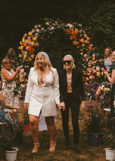 Kate Moss Wedding, Wlw Wedding, Moss Wedding, Garden Party Outfit, Queer Weddings, Moss Garden, Lgbtq Wedding, Fantasy Wedding, Lesbian Wedding