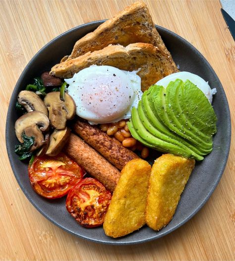 Vegetarian Full English Breakfast | samah eats Vegetarian Full English Breakfast, Healthy English Breakfast, Vegetarian English Breakfast, Breakfast Calories, Dessert Pasta, Vegetarian Sausages, Veggie Breakfast, Full English Breakfast, Macro Friendly Recipes