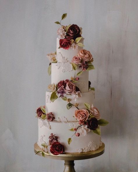 Modern Romantic Wedding Cake, Wedding Cake Embroidery, Quinceanera Cake Ideas, Simple Floral Wedding Cake, Wedding Cakes Flowers, Wedding Cake Ideas Elegant, Fairytale Wedding Cake, Wedding Cake With Flowers, Vintage Pasta