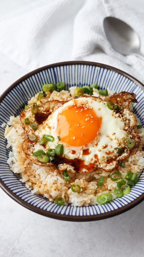 Korean Egg Rice, Gyeran Bap, Egg Rice Recipe, Korean Egg, Egg Rice, Fried Rice Recipe Easy, Fried Rice With Egg, Egg Fried Rice, Korean Dishes