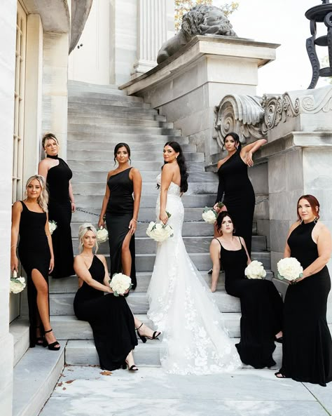 Serious Bridal Party Photos, Weddings Poses Ideas, Moody Bridal Party Photos, Black Tie Wedding Family Photos, Brides With Bridesmaids Pictures, Serious Wedding Party Photos, Elegant Bridal Party Photos, Odd Number Bridal Party, Wedding Day Inspo Pictures