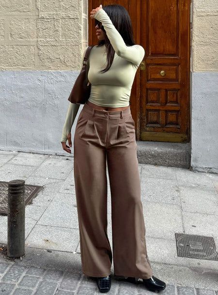 Dress Pants And Crop Top, Relaxed Academia Fashion, Wide Leg Pleated Trousers Outfit, Casual Fall Pants, Business Casual Earth Tones, Brown Work Pants Outfit, Dress Pants Casual Outfit, Brown Slacks Outfit Women, Hippie Office Outfit