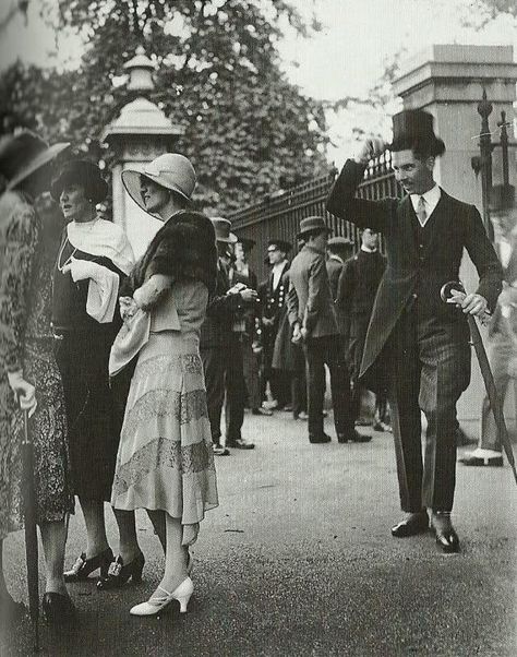 A gentleman tips his hat to a group of ladies in the 1920s. Royal Garden Party, 1920s Photos, Look Retro, Roaring Twenties, 1920s Fashion, White Photo, Vintage Pictures, Vintage Love, Vintage Photographs