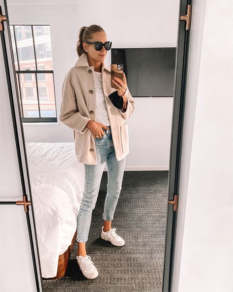 Crop Top And Sweats, Shacket Outfit Women, Jeans And Sneakers Outfit, Traveling Outfits, Shacket Outfit, Comfy Travel Outfit, Fall Travel Outfit, Ny Outfits, Comfy Travel