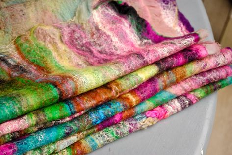 Couture, Easy Felt Crafts, Wet Felting Tutorial, Tovad Ull, Felting Tutorial, Wet Felting Projects, Wool Felt Projects, Nuno Felt Scarf, Needle Felting Tutorials