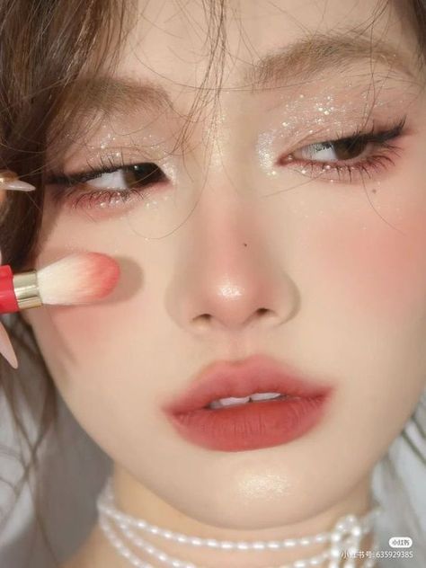 Heavy Blush Makeup Looks, Ingenue Makeup, Makeup Ala Korea, Makeup Asia, Han Sara, Makeup Ulzzang, Makeup Cantik, Mekap Mata, Crystal Makeup