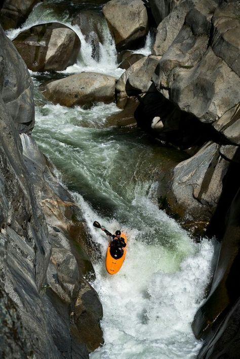 Extreme Kayaking, Extreme Sports Photography, Whitewater Canoeing, White Water Kayak, River Kayaking, Kayaking Tips, Taking A Picture, Kayak Camping, Kayak Adventures