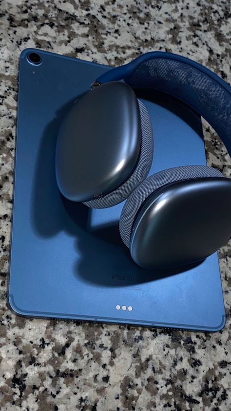 Air Pod Max Blue, Blue Airpod Max Aesthetic, Blue Ipad Aesthetic, Airpod Max Aesthetic, Airpod Maxes, Blue Headphones, Headphone Decoration, Apple Aesthetic, Apple Headphones