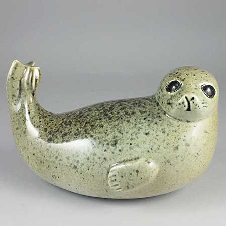 An Overview of Lisa Larson's Seals Figurine, Clay Seal, Bertil Vallien, Lisa Larson, Christmas Portraits, Play Clay, Mid Century Ceramics, Glass Figurines, Christmas Plates