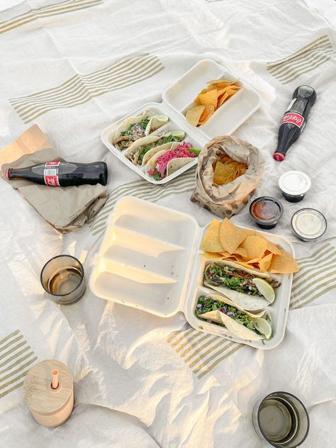 Takeout Picnic Food Healthy Takeout Aesthetic, Takeout Picnic, Picnic Food Photography, Take Out Aesthetic, Taco Picnic, Takeout Aesthetic, Pretty Picnic, Easy Picnic Food, Take Out Food