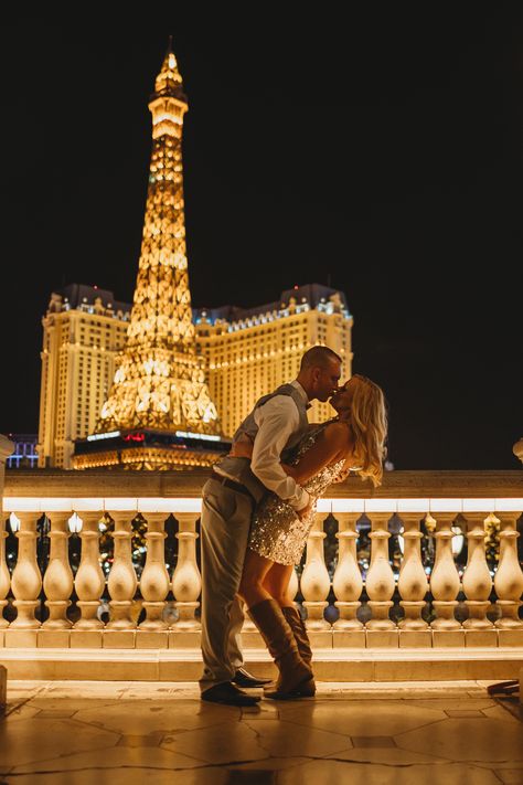 Las Vegas Picture Ideas Couple, Vegas Couple Pictures, Las Vegas Photo Ideas, Vegas Photo Ideas, Las Vegas Couple, Vegas Couple, Engagement Paris, Vegas Pictures, Vegas Photoshoot