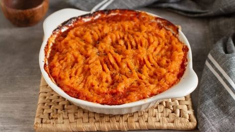 This cottage pie is an amazing, homely twist on the usual white potato pie, but tastes just as good (if not better)! Potato Shepherd's Pie, Pork Mince Recipes, Turkey Mince Recipes, Turkey Sweet Potato, Sweet Potato Toppings, Cubed Sweet Potatoes, Potato Toppings, Mince Recipes, Cottage Pie