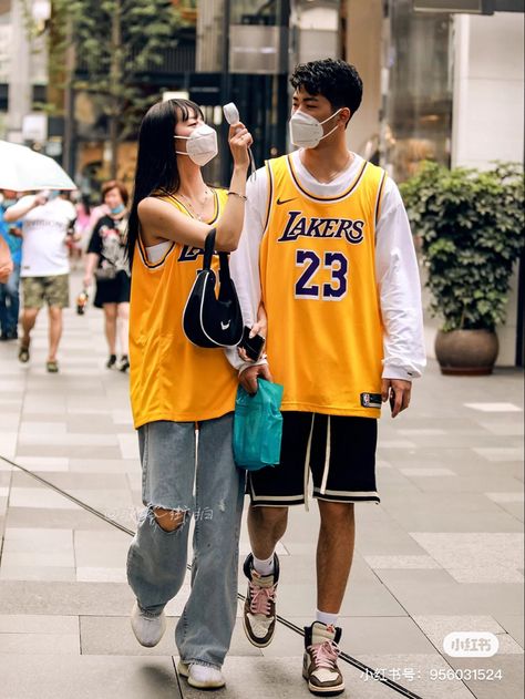 Couple Outfits Streetwear, Fashion In China, Couple Outfits Korean, Nba Jersey Outfit, Basketball Jersey Outfit, Couple Streetwear, Couple Outfits Matching, Chinese Couple, Miya Chinen