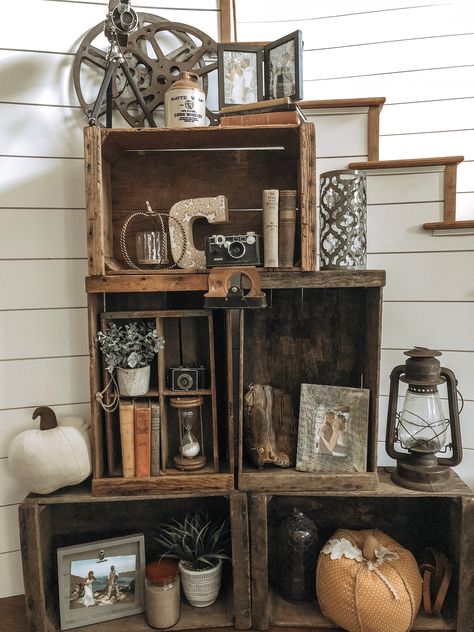 Crates For Bookshelves, Antique Crate Decor, Decorating With Old Wooden Crates, Old Wooden Crate Ideas, Vintage Crate Bookshelf, Western Primitive Decor, Antique Sitting Room Ideas, Decorating With Old Wooden Boxes, Old Crates Repurposed